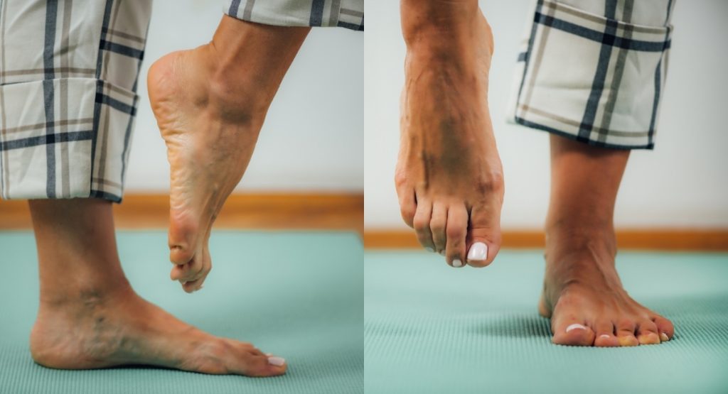 Φυσιοθεραπεία για ηλικιωμένους Ισορροπία και πρόληψη πτώσεων. Η εικόνα δείχνει τη στάση με ένα πόδι.