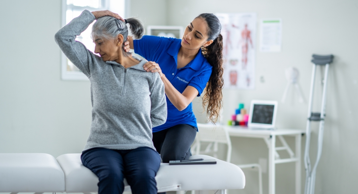 Φυσιοθεραπεία για ηλικιωμένους Ισορροπία και πρόληψη πτώσεων. Η εικόνα δείχνει μία ηλικιωμένη κυρία να κάνει φυσιοθεραπεία.