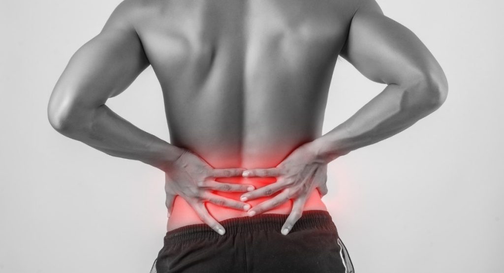 Αντιμέτωπη της οσφυαλγίας με φυσιοθεραπεία. Η εικόνα δείχνει πόνο χαμηλά στη μέση (freepik.com)