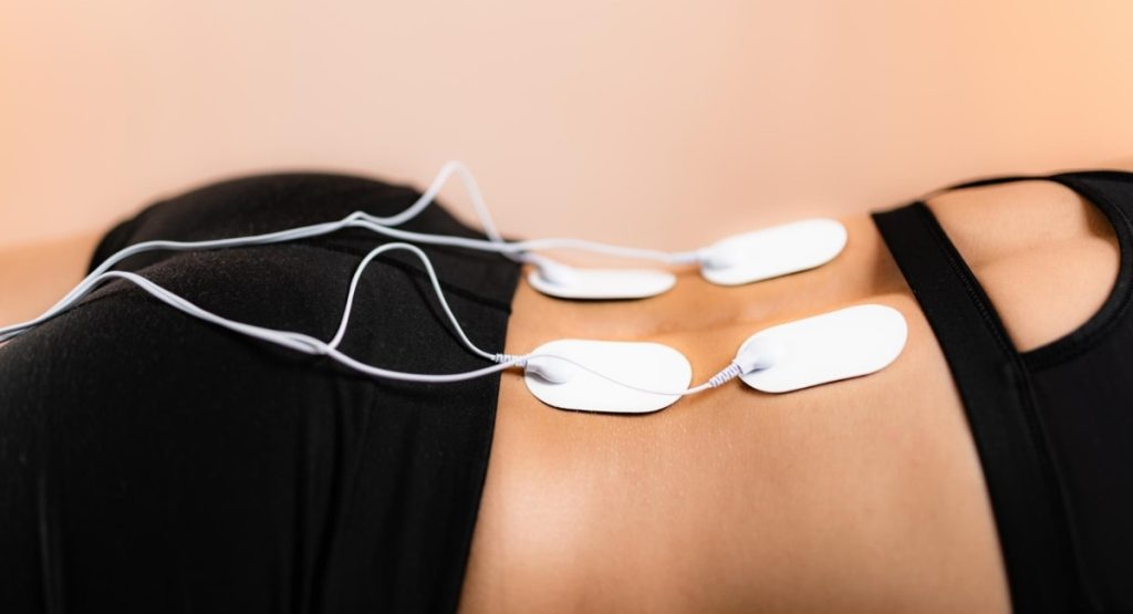 Αντιμέτωπη της οσφυαλγίας με φυσιοθεραπεία. Η εικόνα δείχνει ένα άτομο να κάνει ηλεκτροθεραπεία (freepik.com)