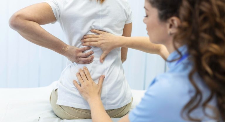 Αντιμέτωπη της οσφυαλγίας με φυσιοθεραπεία.. Η εικόνα δείχνει μία γυναίκα να κάνει φυσιοθεραπεία (freepik.com)