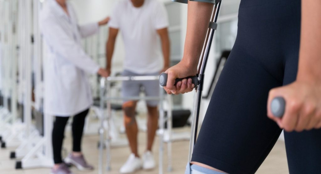 Η διαφορά μεταξύ φυσιοθεραπείας και εργοθεραπείας. Η εικόνα δείχνει ασκήσει ςνευροαποκατάστασης (freepik.com)