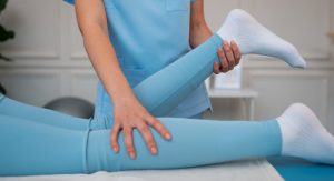 Η διαφορά μεταξύ φυσιοθεραπείας και εργοθεραπείας. Η εικόνα δείχνει κάποιον να κάνει μία άσκηση φυσιοθεραπείας (freepik.com)