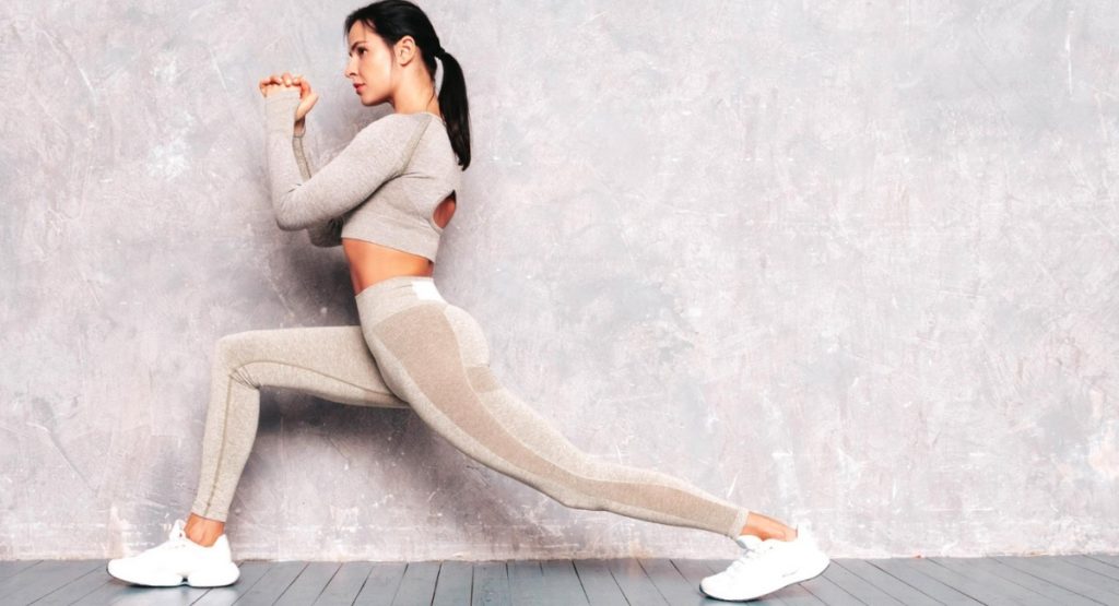 Η σημασία της διάτασης πριν και μετά την άσκηση. Η εικόνα δείχνει ένα άτομο να κάνει προβολές (freepik.com)