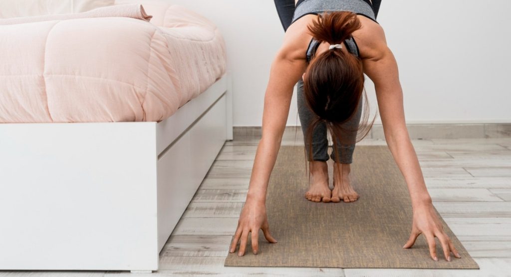 Η σημασία της διάτασης πριν και μετά την άσκηση. Η εικόνα δείχνει ένα άτομο να κάνει κάμψεις (freepik.com)