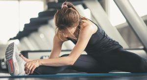 Η σημασία της διάτασης πριν και μετά την άσκηση. Η εικόνα δείχνει ένα άτομο να κάνει διάταση (freepik.com)