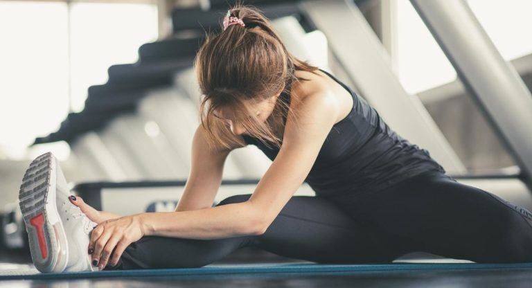 Η σημασία της διάτασης πριν και μετά την άσκηση. Η εικόνα δείχνει ένα άτομο να κάνει διάταση (freepik.com)