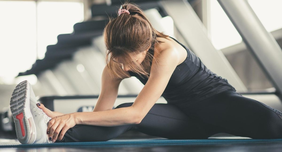 Η σημασία της διάτασης πριν και μετά την άσκηση. Η εικόνα δείχνει ένα άτομο να κάνει διάταση (freepik.com)