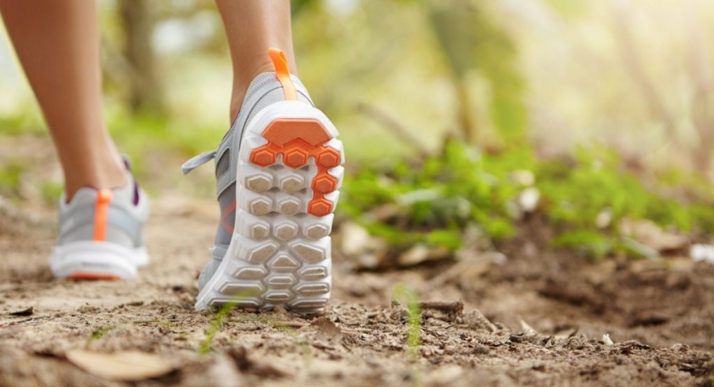 Περπάτημα ή τρέξιμο; Τι είναι καλύτερο για τις αρθρώσεις;. Η εικόνα δείχνει ένα άτομο να περπατάει (freepik.com)