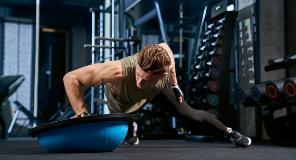 Τι συμβαίνει στο σώμα σου όταν σταματάς τη γυμναστική για μία εβδομάδα. Η εικόνα δείχνει έναν άντρα να γυμνάζεται (freepik.com)