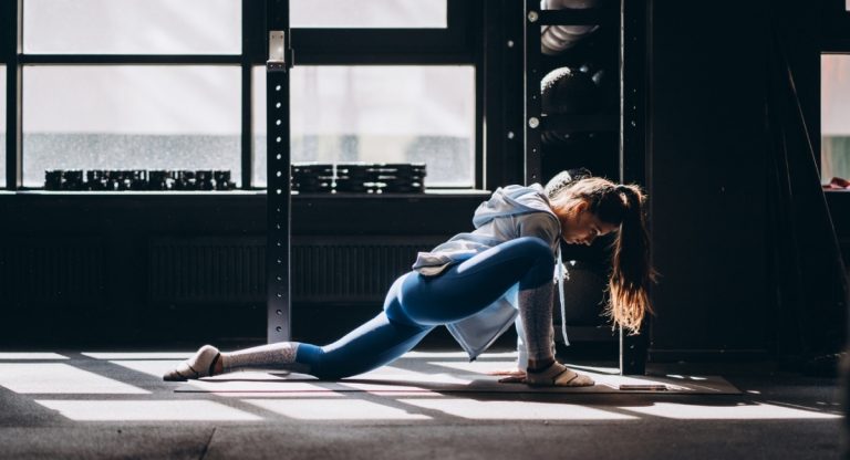 Τι συμβαίνει στο σώμα σου όταν σταματάς τη γυμναστική για μία εβδομάδα. Η εικόνα, δείχνει μία γυναίκα να γυμνάζεται (freepik.com)